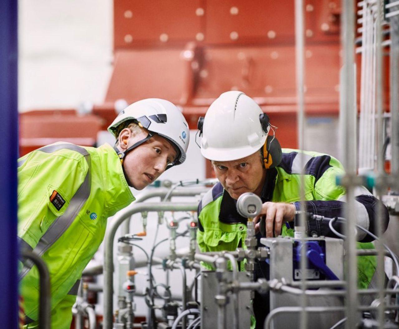 Two Statkraft employees working at Ringedalen power plant